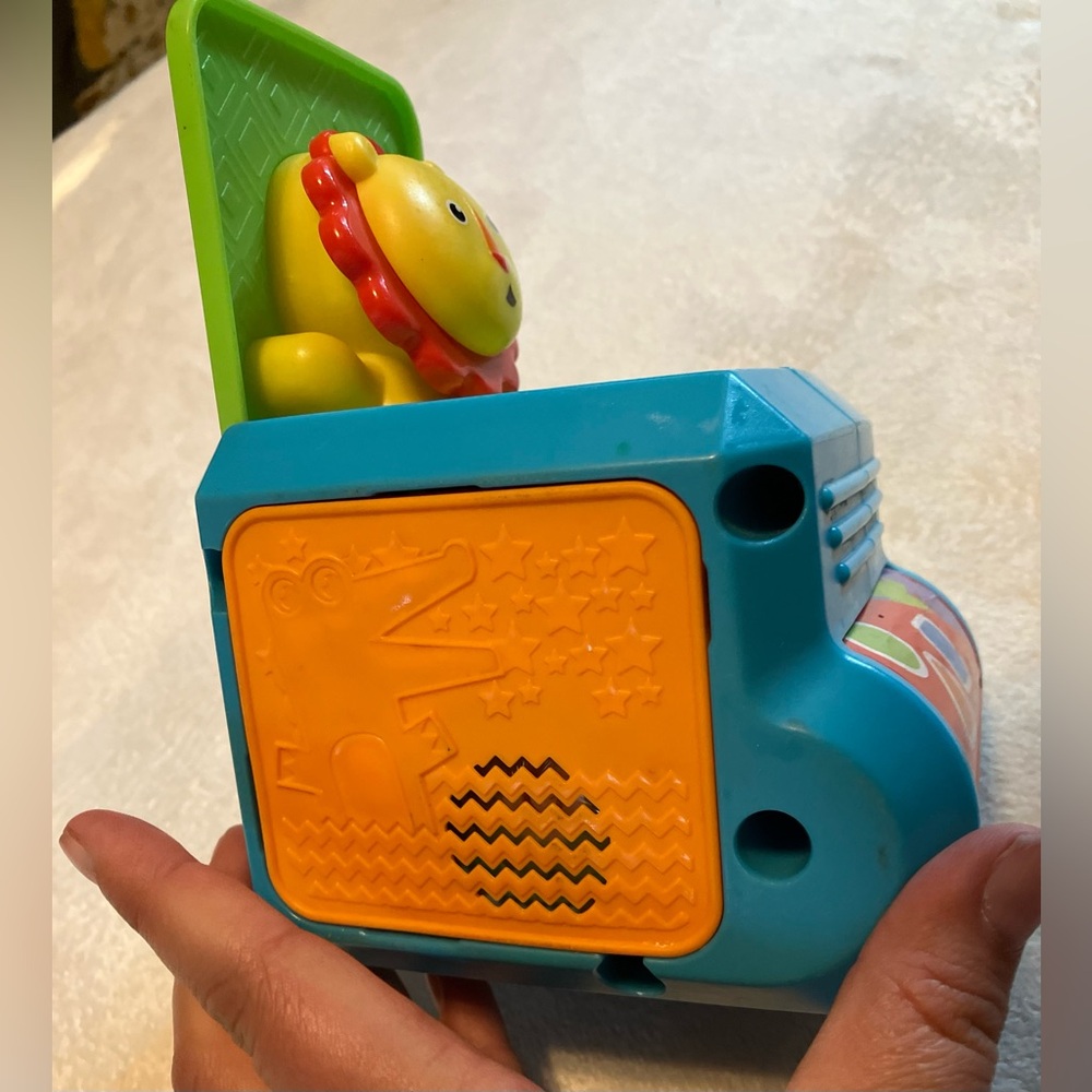 *last chance* Colorful Lion Pop-Up Toy - Jack in the Box - Picture 2 of 5